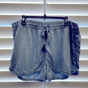 Vineyard Vines XL Shorts; light denim color; lightweight; ties with navy tassels